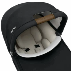 Nuna Car Seat Cari™ Next Caviar 15 Nuna Car Seat Cari™ Next Caviar -Stokke Store Nuna CARInext caviar handle2 GL Web 1c0a